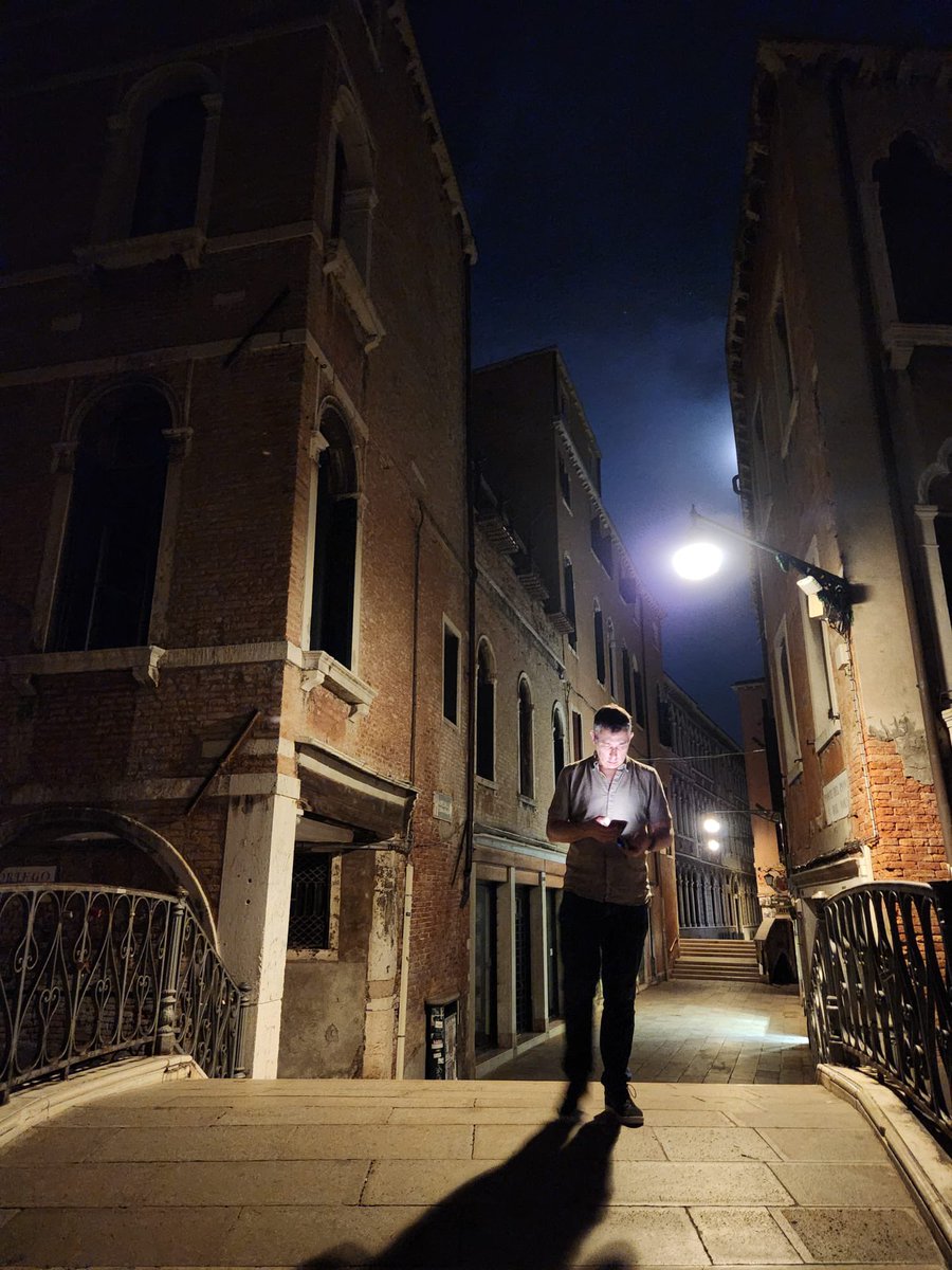 pgiarratano's tweet photo. Me in Venice at 1 am a few weeks ago. It captures a lot: technology illuminating me, the world a bit dark and lonely, but still beautiful, mysterious, and very old with so much to discover. #Venice #venezia #travel #Italy #italia #night #light #technology #photography https://t.co/hJ3BqAHKlV