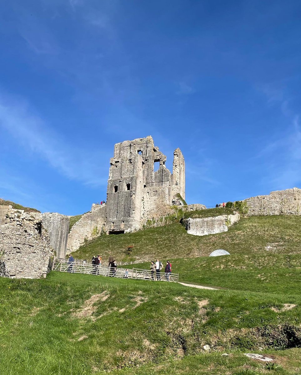 JennyPearcePR's tweet photo. Love where we live 💚 little weekend visit to Corfe Castle @nationaltrust 🌳🏰☀️ #history #dorset #corfecastle #weekendadventure https://t.co/opSZwxQyXH