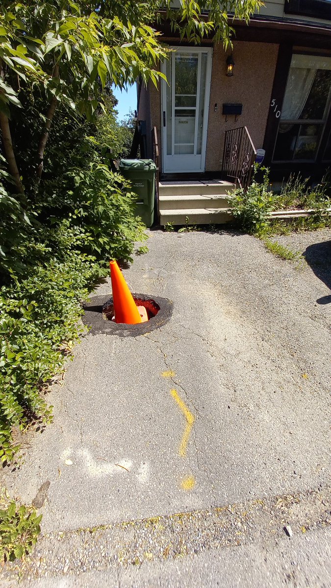IanTWF's tweet photo. Pretty frustrating @TELUS @TELUSsupport the hole u made in my driveway was filled, but then caved-in back in July. I've called support a dozen times the last 4 months to get it filled, many MANY failed promises of "sorry, we'll get it fixed." Now just waiting for a liability. https://t.co/uBzNsUFWgU