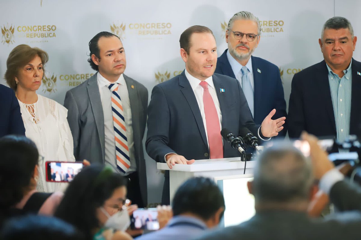 BancadaVALOR's tweet photo. Junto a Diputados de @DUnionistas y @BancadaVALOR interpondremos Acción de Amparo ante la @CC_Guatemala por las inconstitucionalidades en el Decreto 50-2022 que ratifica el #EstadodeCalamidad Acuerdo 5-2022 https://t.co/OvxM1rfcpO