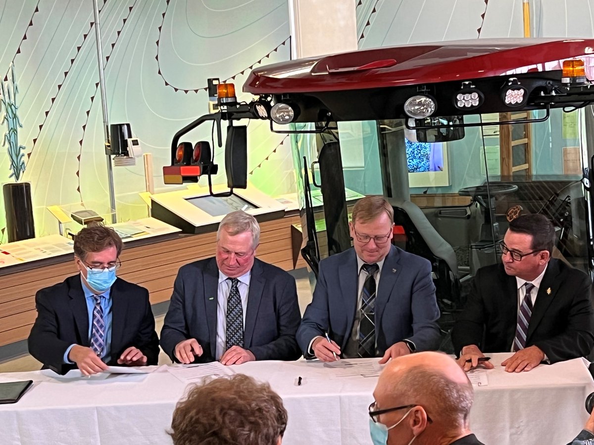We were pleased to welcome reps from <a href="/MBGov/">Manitoba Government</a>, <a href="/KAP_Manitoba/">Keystone Agricultural Producers</a> and <a href="/FertilizerCA/">Fertilizer Canada</a> this morning at <a href="/UMDiscoveryCtre/">Discovery Centre</a> as they signed a memo of understanding re: their ongoing commitment to 4R Nutrient Stewardship news.gov.mb.ca/news/index.htm…
