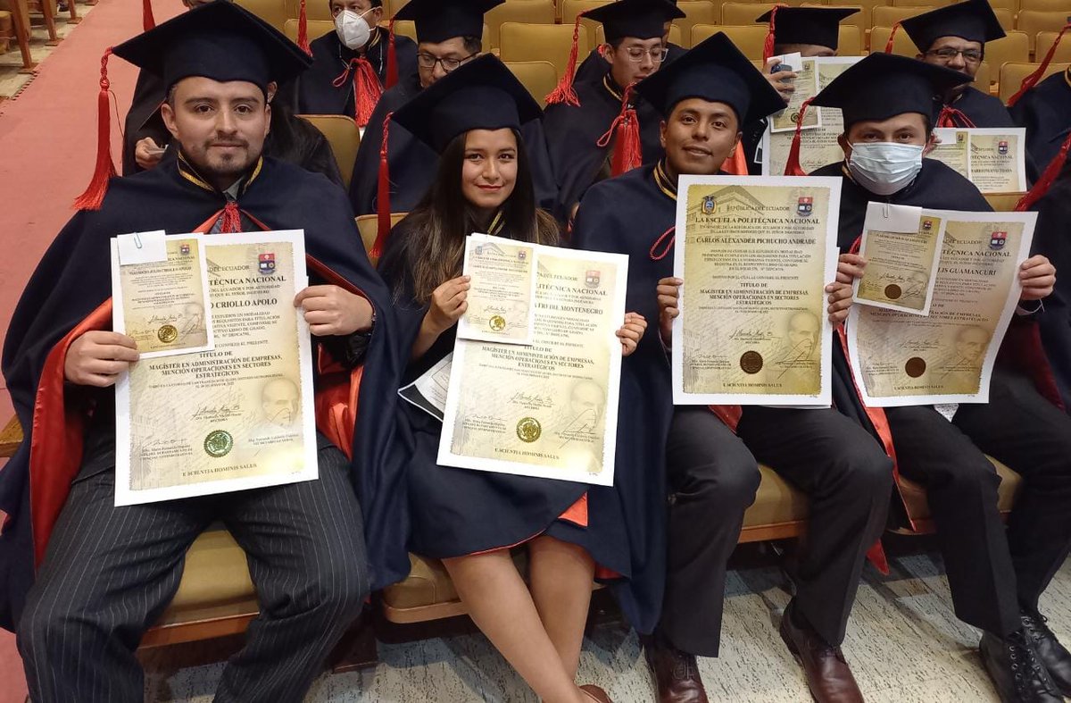 EPNEcuador's tweet photo. #GradosEPN|🎓 Nuestra Institución de educación superior, una de las mejores universidades de la región en investigación y tecnología, realiza activamente programas de posgrados, que, con seguridad, aportan al crecimiento profesional de ciudadanos nacionales como extranjeros. https://t.co/cZ4aQY3R3I