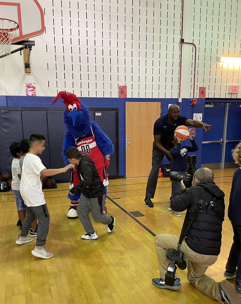 WMESCommunity's tweet photo. Thank you to the Washington Wizards coaching staff and mascot for coming out to provide a basketball clinic, t-shirt, and two free tickets to our students today! @WatkinsMillES @MCPSCommunitySc @MCPS @WashingtonWizz @NBCSWizards @MCPSTV @ELTIEMPO https://t.co/1wxhd7Jsj8