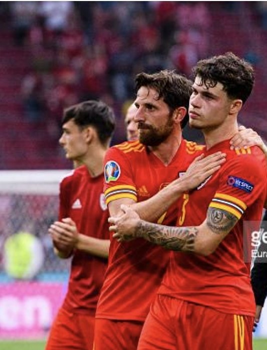 One picture speaks a thousand words - if this doesn't motivate you, I'm not sure what will!

Keep working hard to the point where you work alongside your idols ❤️

#NFFC #WALES #stoke @necowilliams01