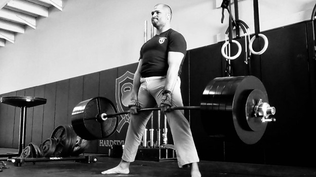 BeStrongFirst's tweet photo. [ARTICLE]  How to #Deadlift a Barbell Every Day

>>> https://t.co/SNurjz0lwE

The most feared and revered barbell lift. 

The most neurologically taxing exercise. 

The “king of all lifts.”

#strongfirst #bestrong #planstrong #bestrongfirst https://t.co/lsNOIOclzz