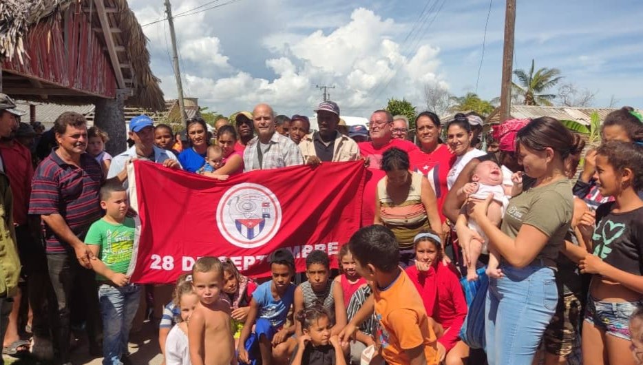 GHNordelo5's tweet photo. A Punta de Cartas, en San Juan y Martínez, llevamos donaciones que fueron entregadas en la sede nacional de los #CDRCuba por cederistas e instituciones. #Cuba #FuerzaPinar #SoyCederista #SomosDelBarrio https://t.co/QfQPEyCT34