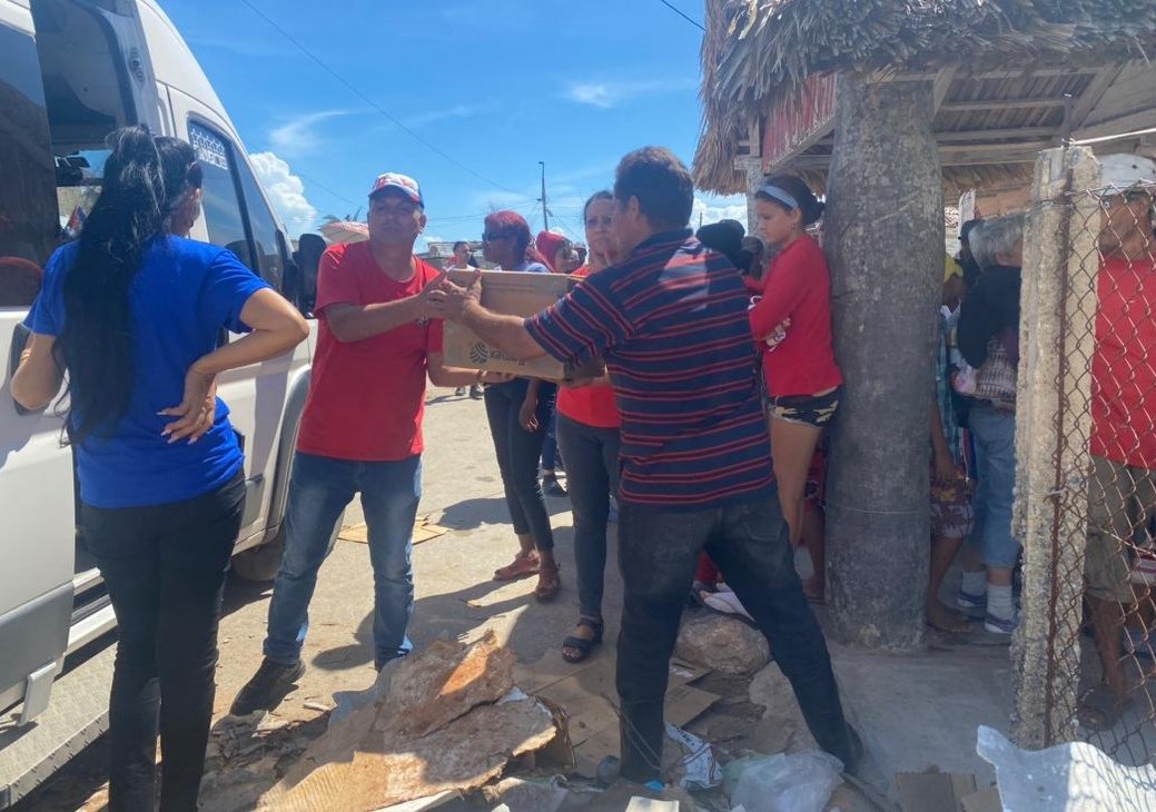 GHNordelo5's tweet photo. A Punta de Cartas, en San Juan y Martínez, llevamos donaciones que fueron entregadas en la sede nacional de los #CDRCuba por cederistas e instituciones. #Cuba #FuerzaPinar #SoyCederista #SomosDelBarrio https://t.co/QfQPEyCT34