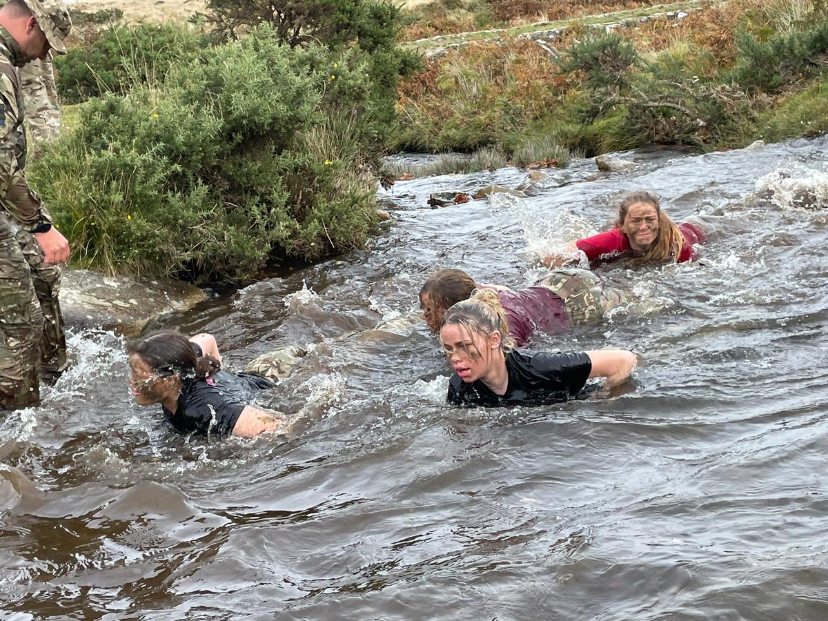 ArmyOTSW's tweet photo. Can we crawl through that cold water?     Why? But 👌.  #teamwork #confidence  Great effort from these young people from schools throughout the South. ⁦⁦@Devonschool⁩  ⁦@SomersetSchools⁩ ⁦@StJohnsMarlb⁩ https://t.co/jbg6DKIpXm