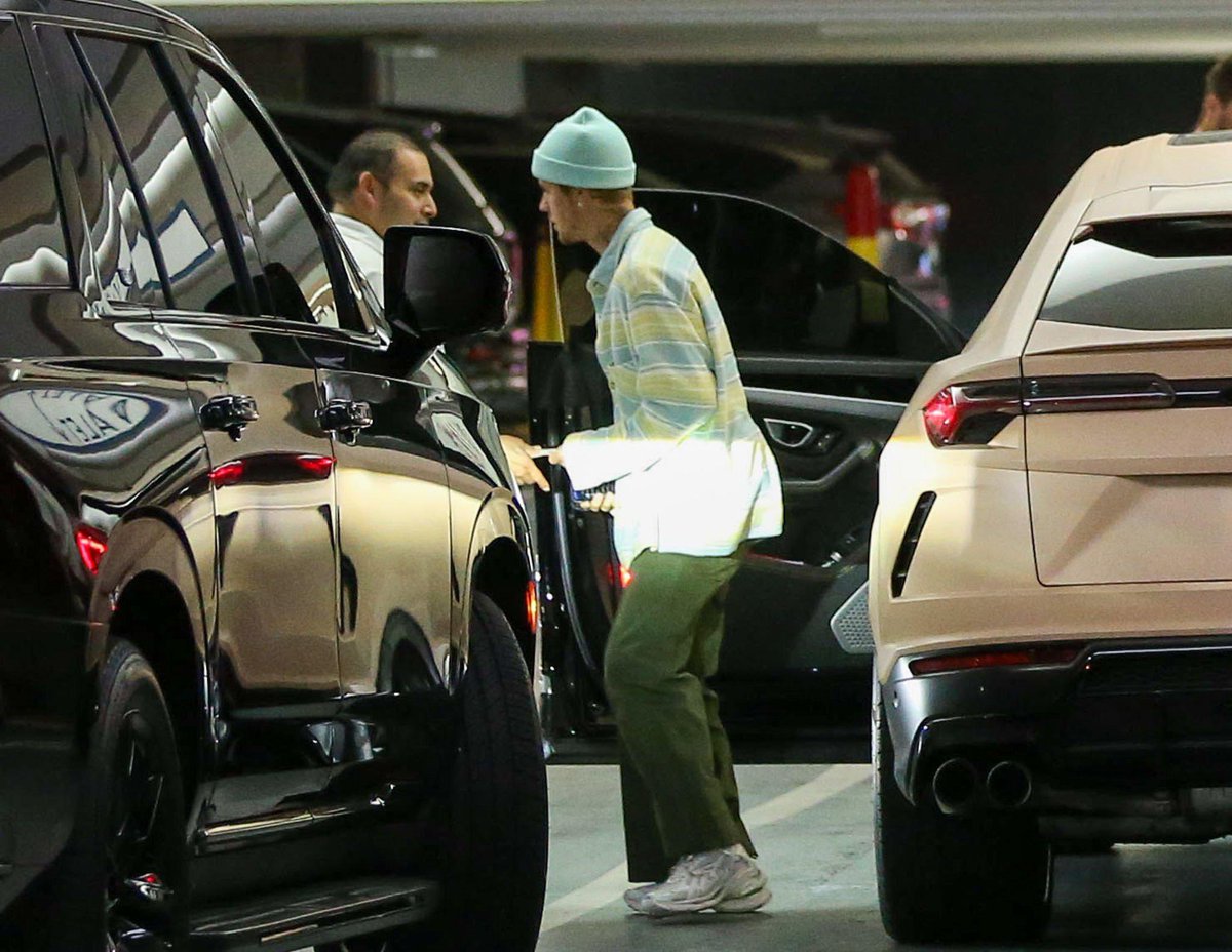 bieberinfoHQ's tweet photo. Justin Bieber e Hailey Bieber em Los Angeles, California. (13 de outubro) https://t.co/pTbdzyFdss