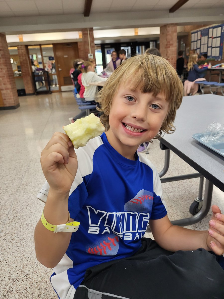 ParkviewSD's tweet photo. Yesterday was the Great Lakes Great Apple Crunch! 🍎

Our #ParkviewCrew snacked on some fresh local apples from the Apple Hut to celebrate! https://t.co/eNxvVYzYA7