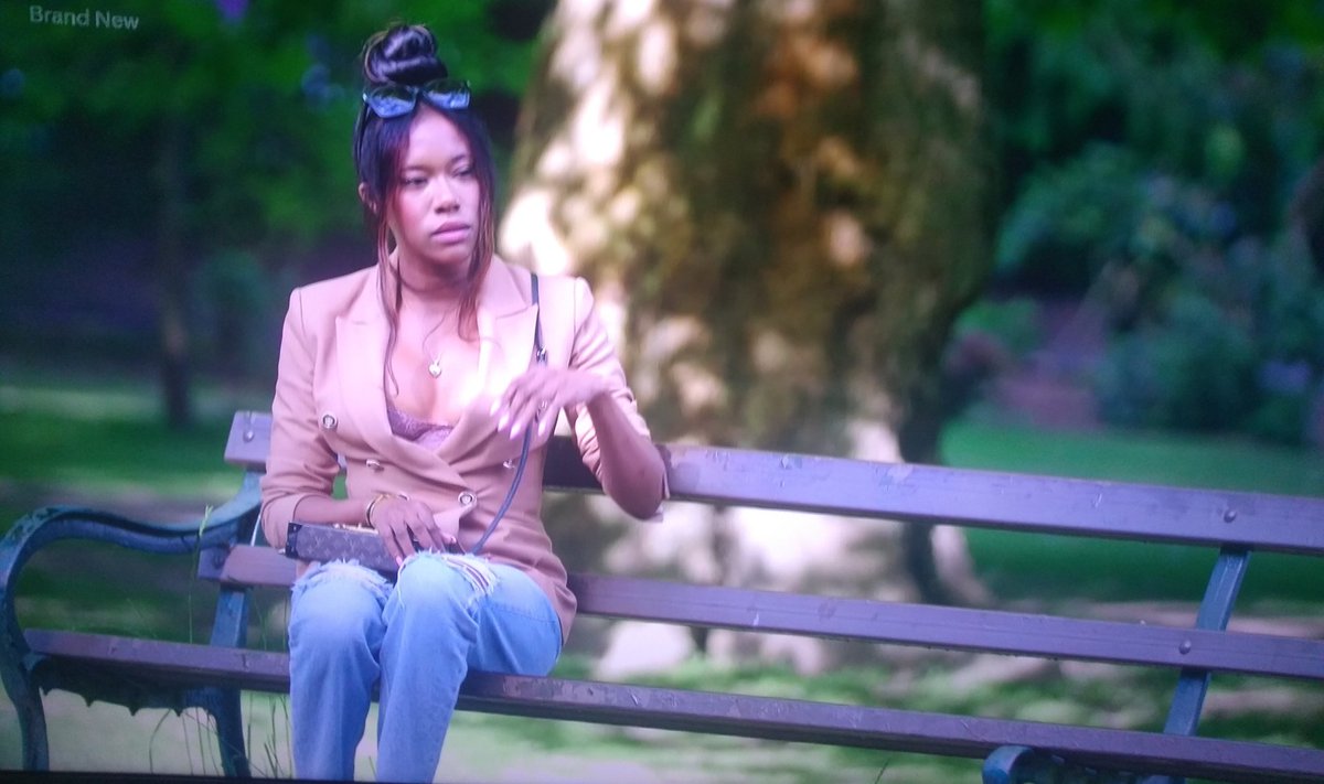 Nice of Kwame to let Whitney stay at his while she thinks about what to do 

#mafsuk #MarriedAtFirstSightuk