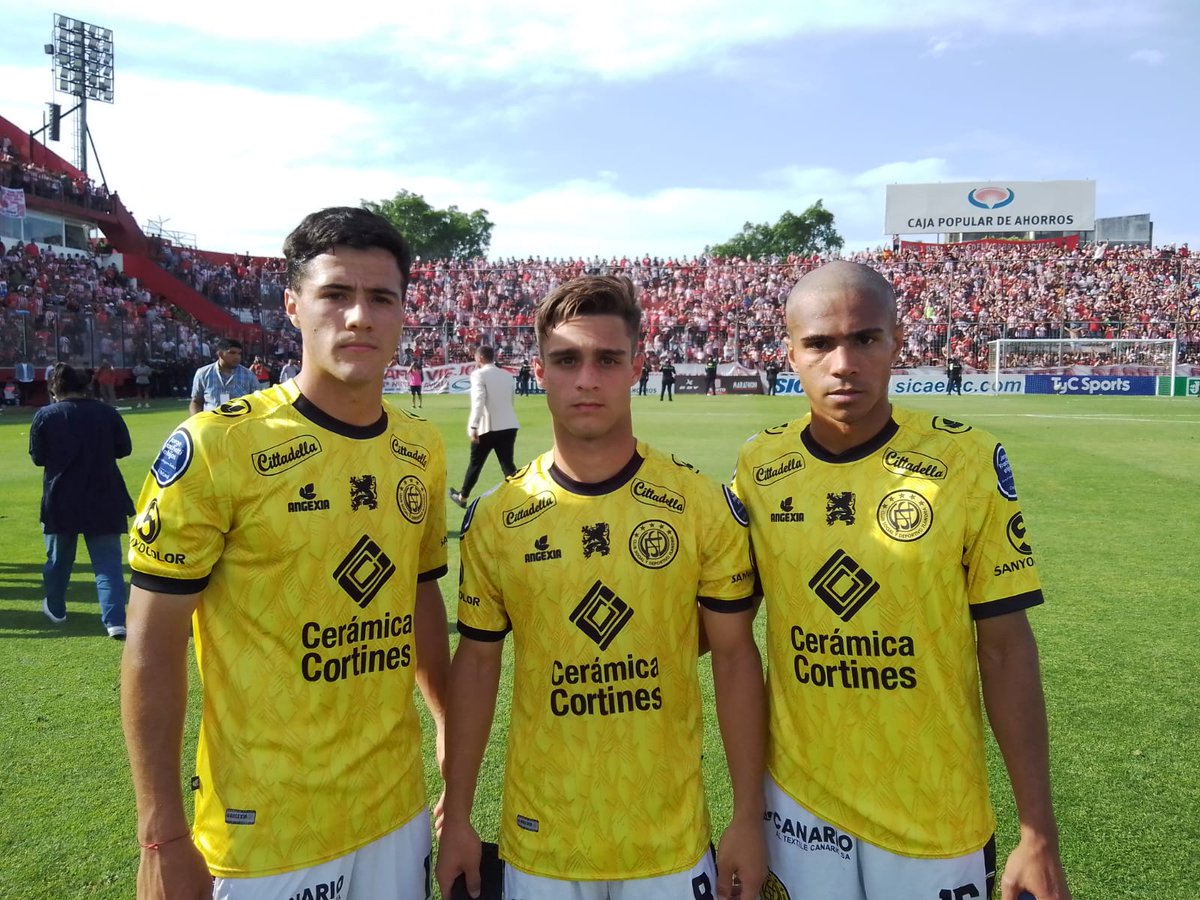 CSyDFlandria's tweet photo. Nalerio - Ortigosa - Maimo 🎩✨

Presente y futuro, directamente desde las divisiones inferiores del club 🐣

#VamosLosPibes | #ElFuturoDelClub 💛🖤 https://t.co/LZaAVZURUK