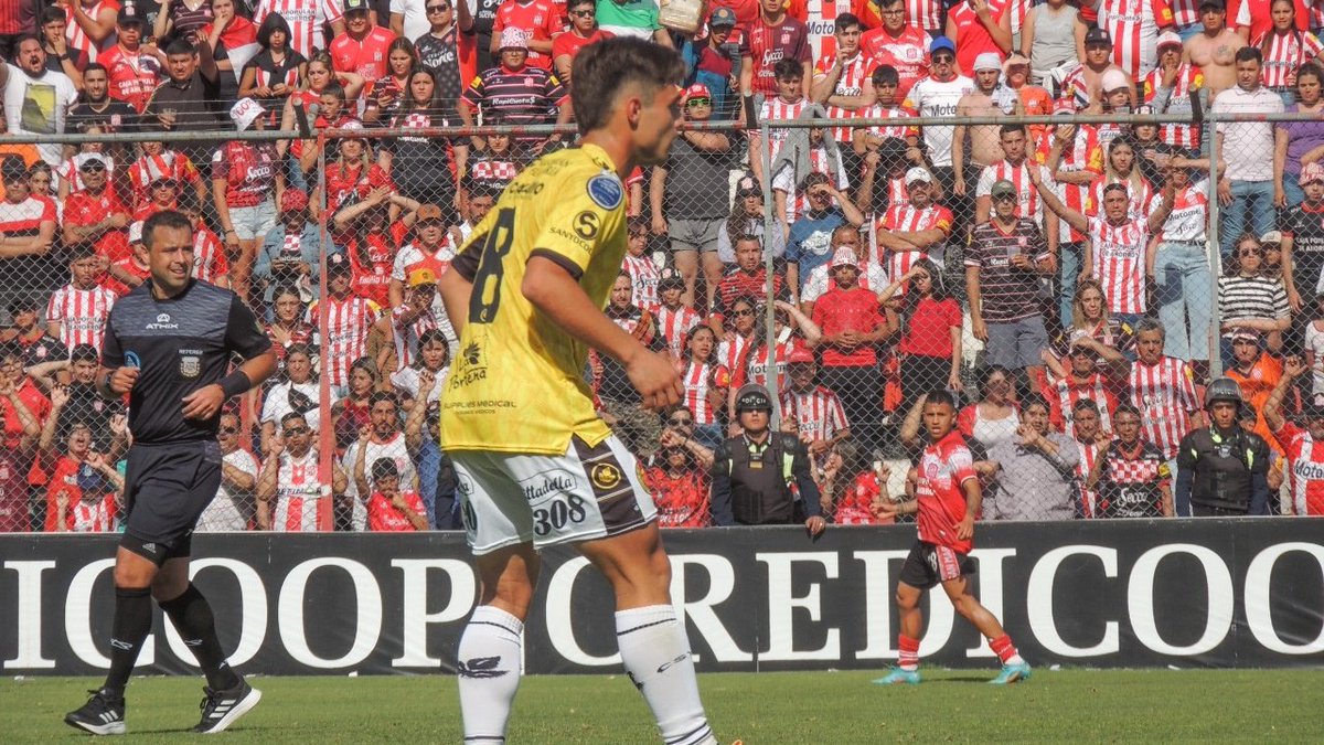 CSyDFlandria's tweet photo. Nalerio - Ortigosa - Maimo 🎩✨

Presente y futuro, directamente desde las divisiones inferiores del club 🐣

#VamosLosPibes | #ElFuturoDelClub 💛🖤 https://t.co/LZaAVZURUK
