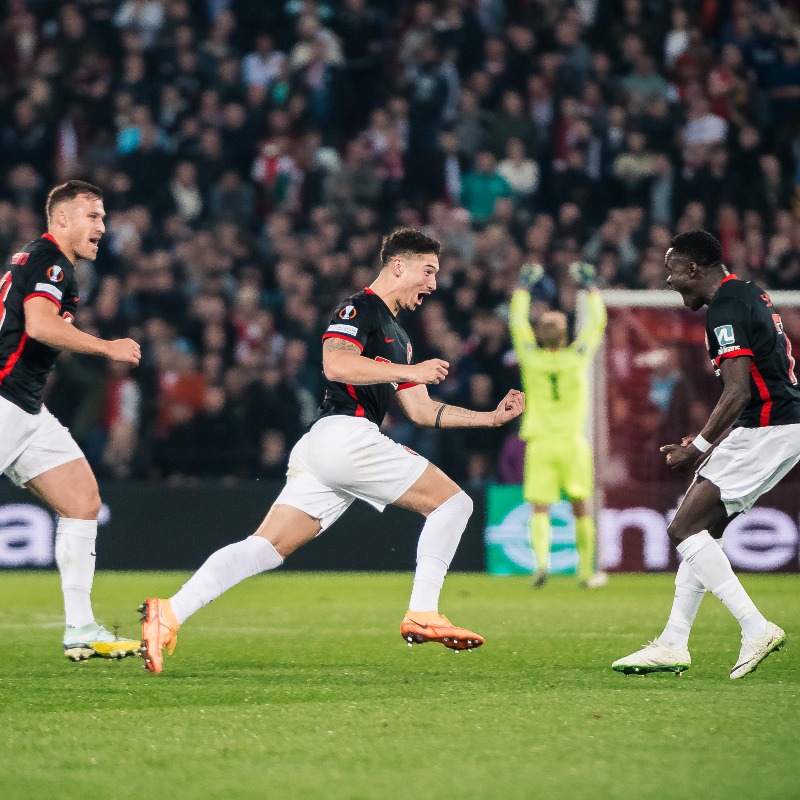 fcmidtjylland's tweet photo. Med et brag af et langskud skød Emiliano Martínez os i front mod Feyenoord 💥
Reaktioner fra vores arbejdsomme midtbanemand her 👇
#FEYFCM