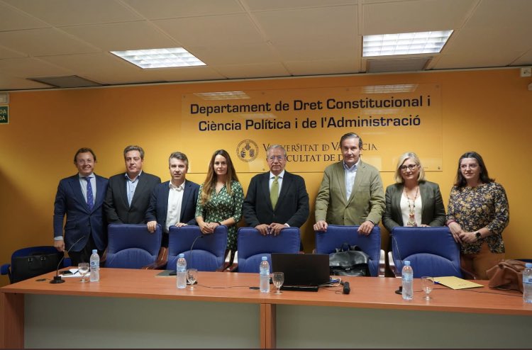 VivancosMariano's tweet photo. Polítics avaluant el #rendimiento estatutari d'estos #40anys, hui a la Facultat @DretUV @GVAparticipacio @VteGarrido @Zulima_Perez @nandopastorl @LlunaGamero @mamen_peris @JoseMa_Llanos @EstefaniaBlanes @VivancosMariano #FentComunitat #Autogovern https://t.co/BAeWG9WeYc