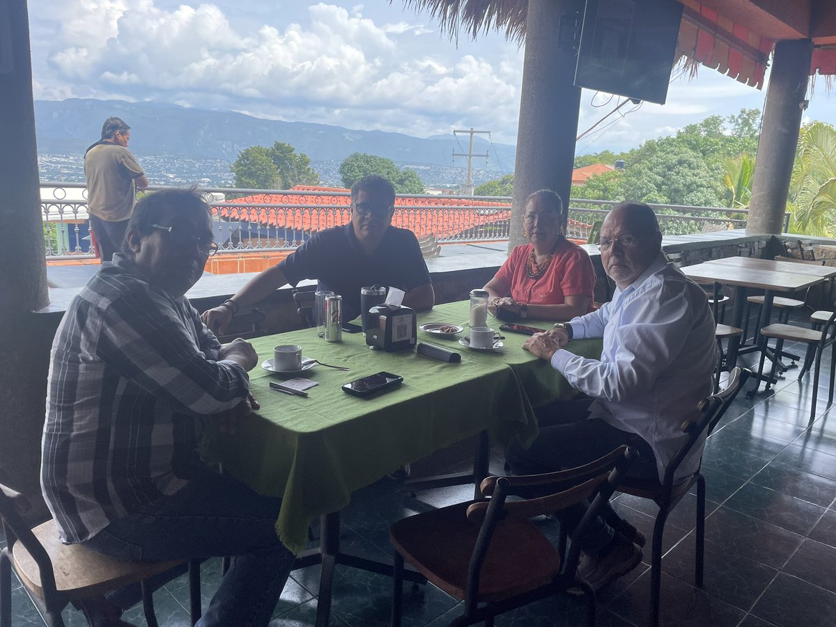 alfreara's tweet photo. En reunión con Presidente @ccechiapas Arturo Mari Dominguez con el Consejo Consultivo de CCE, presentes mis compañeros Ex Presidentes Marina Arias, Octavio Gutierrez, tratando asuntos inherentes al Sector Empresarial. https://t.co/DfRwW2vBIM