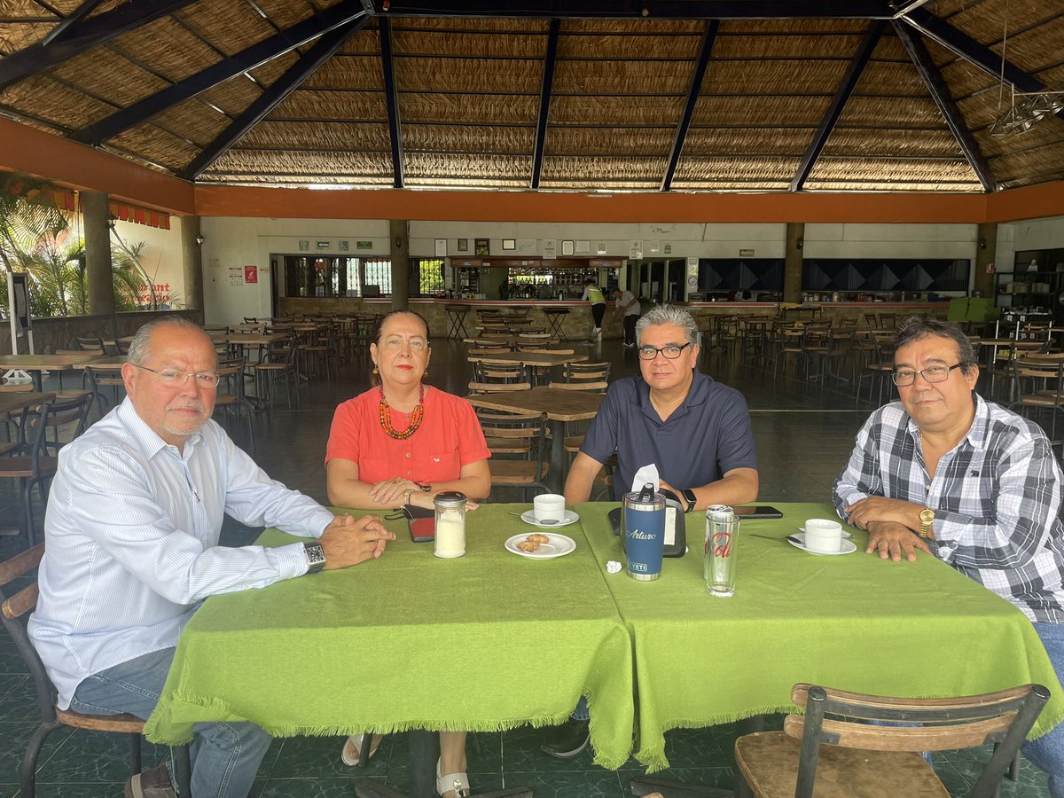 alfreara's tweet photo. En reunión con Presidente @ccechiapas Arturo Mari Dominguez con el Consejo Consultivo de CCE, presentes mis compañeros Ex Presidentes Marina Arias, Octavio Gutierrez, tratando asuntos inherentes al Sector Empresarial. https://t.co/DfRwW2vBIM