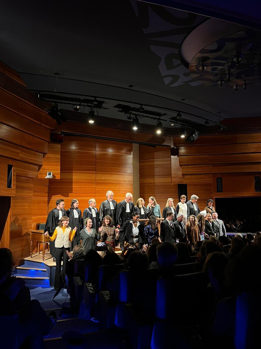 Avocats_Paris's tweet image. Il y a 50 ans s’ouvrait « Le procès de Bobigny ». Pour l’occasion, Sophie Ader et @BasileAder ns invitent à ns replonger ds ce procès historique à travers 3 représentations théâtrales à la Maison du barreau. 

Salle comble pr cette première en présence du fils de #GisèleHalimi 👏