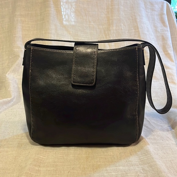 KimThekimmiller's tweet photo. So good I had to share! Check out all the items I'm loving on @Poshmarkapp #poshmark #fashion #style #shopmycloset #fritziauspreuben #giannibini #fossil: https://t.co/9OZVYhKun1 https://t.co/mfQmoh7YGN