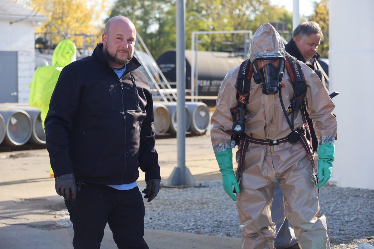 IFD_NEWS's tweet photo. Other agencies involved at the Jones Chemical #LEPC HazMat training today, were the Metropolitan Emergency Services Agency Division of Emergency Mgmt, #IMPD, #IEMS, #MCHD, #DPW #NWS, Beech Grove PD, Beech Grove EMS, #IACS and staff from Jones Chemical. #Teamwork https://t.co/1M8VOOV1oN