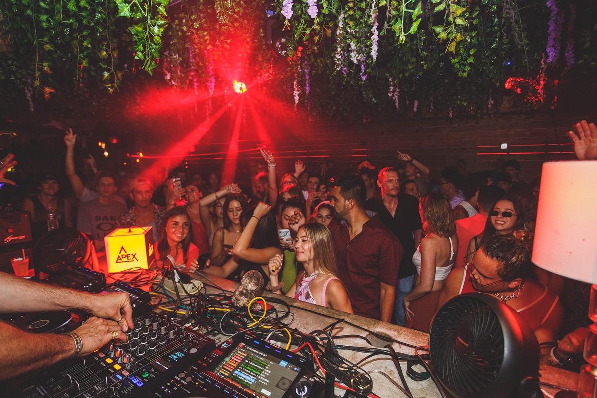 sacharobotti's tweet image. MIAMI 👄🦥

I’m playing at @treehousemiami tomorrow Friday 10/14, see you there! 

Tickets: sacharobotti.komi.io

📸 @POPphotography