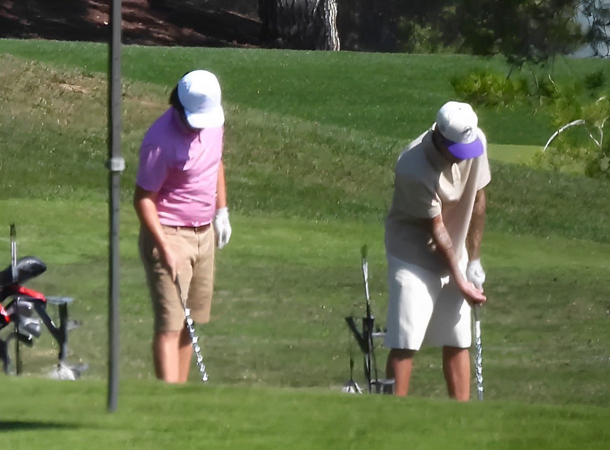 bieberinfoHQ's tweet photo. Justin Bieber jogando golfe em Beverly Hills, Califórnia. (03 de outubro) https://t.co/dcKwjStu9z