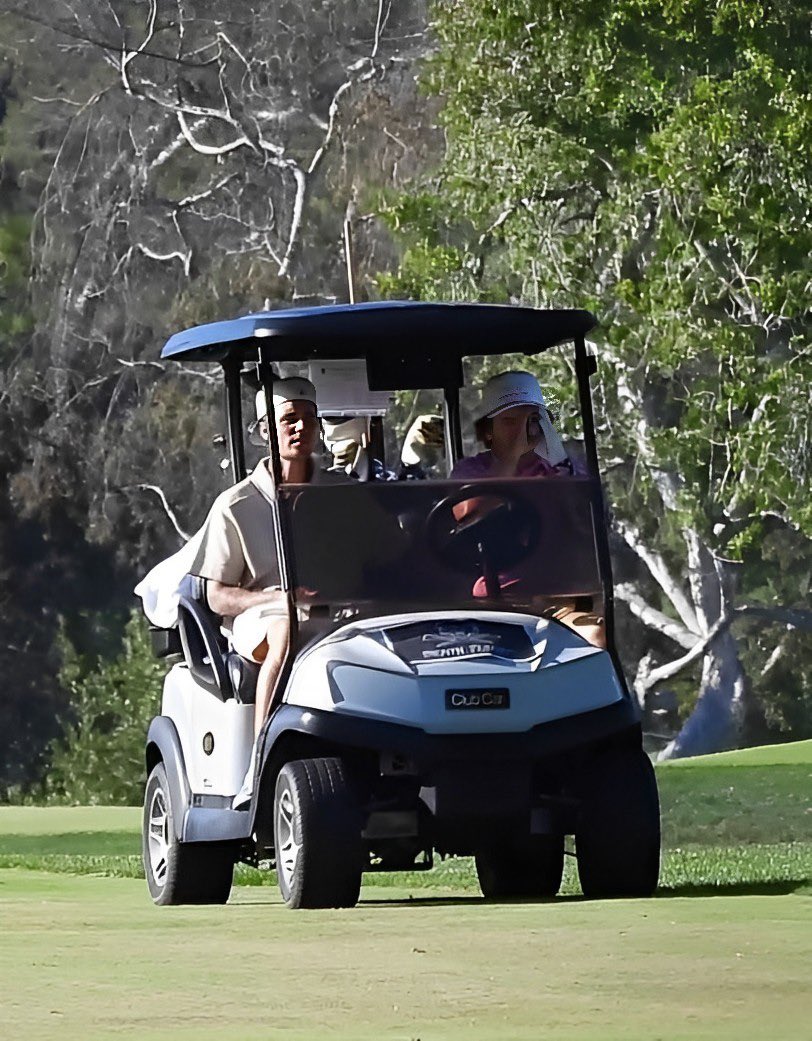 bieberinfoHQ's tweet photo. Justin Bieber jogando golfe em Beverly Hills, Califórnia. (03 de outubro) https://t.co/Y3iQDDzwAO