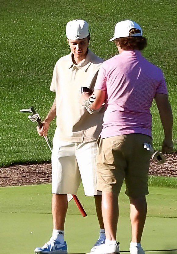 bieberinfoHQ's tweet photo. Justin Bieber jogando golfe em Beverly Hills, Califórnia. (03 de outubro) https://t.co/Y3iQDDzwAO
