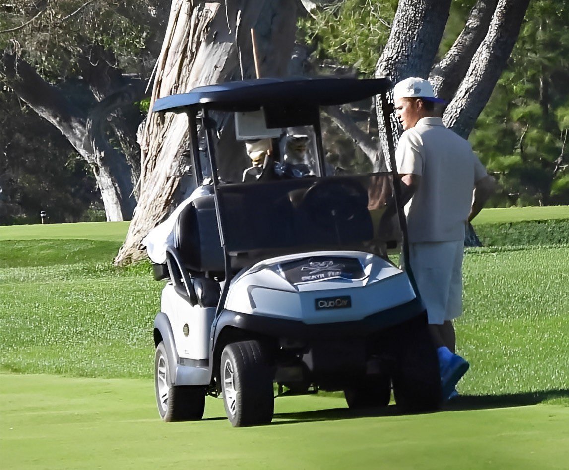 bieberinfoHQ's tweet photo. Justin Bieber jogando golfe em Beverly Hills, Califórnia. (03 de outubro) https://t.co/Y3iQDDzwAO