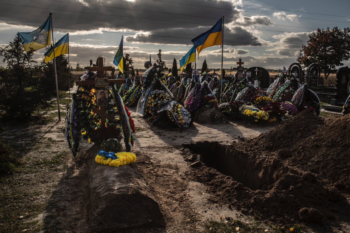 After months of covering the horrors in Ukraine, this stunning, haunting photo by @finbarroreilly literally took my breath away.