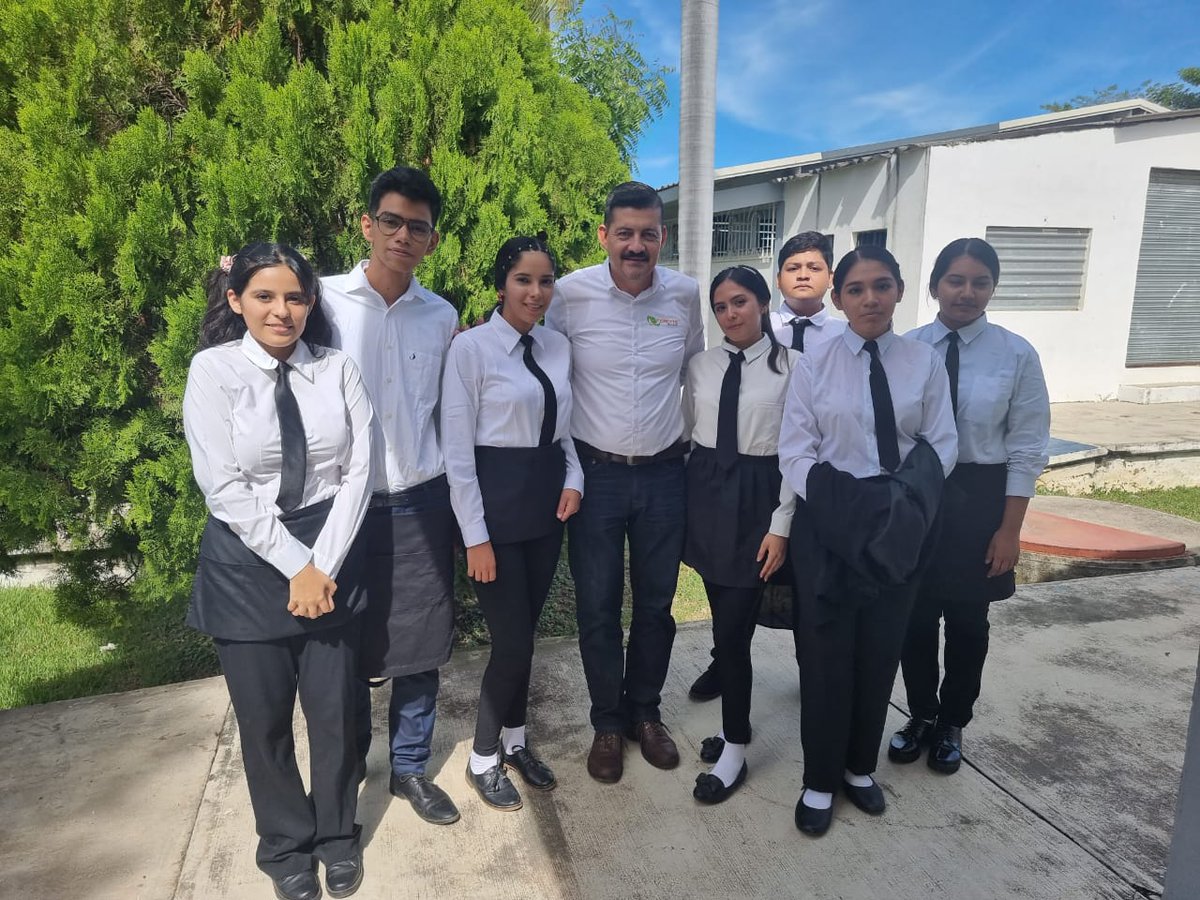 El día de ayer, el Director General del CECyTEN, Dr. Juan Gabriel González, visitó el plantel San Juan de Abajo para supervisión de las instalaciones y acercamiento al personal docente, administrativo y con estudiantes.

#SomosCECyTEN