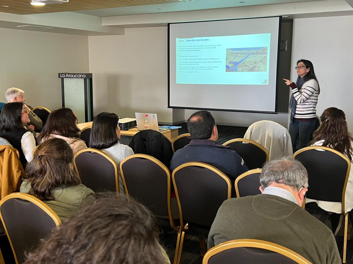 moploslagos's tweet photo. funcionarios de la Dirección Regional de Aguas, Ana Maria Vargas y Fernando Durán, realizan charla a @indap_loslagos sobre modificaciones al Código de Aguas y a la tramitación de solicitudes de derechos de aprovechamiento de aguas. #codigodeaguas #MOP #derechosdeagua #indap https://t.co/QsdGhZ4jSe