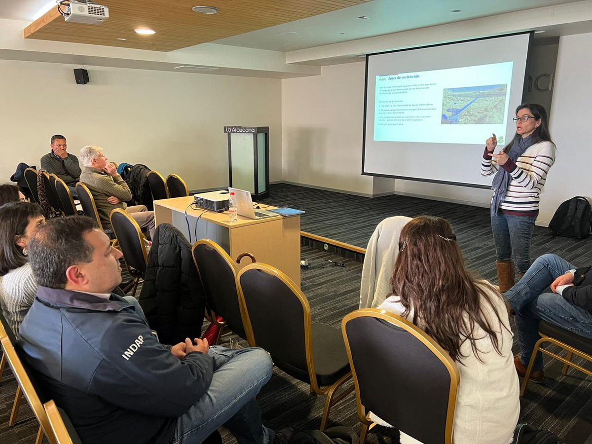 moploslagos's tweet photo. funcionarios de la Dirección Regional de Aguas, Ana Maria Vargas y Fernando Durán, realizan charla a @indap_loslagos sobre modificaciones al Código de Aguas y a la tramitación de solicitudes de derechos de aprovechamiento de aguas. #codigodeaguas #MOP #derechosdeagua #indap https://t.co/QsdGhZ4jSe