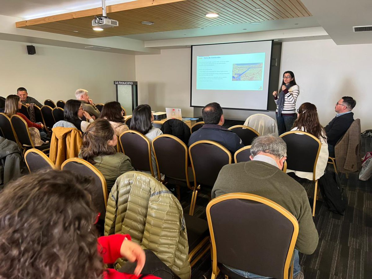 moploslagos's tweet photo. funcionarios de la Dirección Regional de Aguas, Ana Maria Vargas y Fernando Durán, realizan charla a @indap_loslagos sobre modificaciones al Código de Aguas y a la tramitación de solicitudes de derechos de aprovechamiento de aguas. #codigodeaguas #MOP #derechosdeagua #indap https://t.co/QsdGhZ4jSe