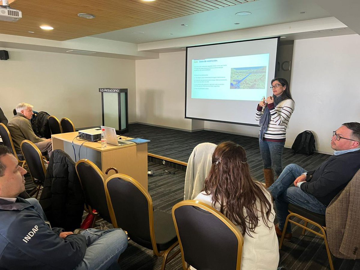 moploslagos's tweet photo. funcionarios de la Dirección Regional de Aguas, Ana Maria Vargas y Fernando Durán, realizan charla a @indap_loslagos sobre modificaciones al Código de Aguas y a la tramitación de solicitudes de derechos de aprovechamiento de aguas. #codigodeaguas #MOP #derechosdeagua #indap https://t.co/QsdGhZ4jSe