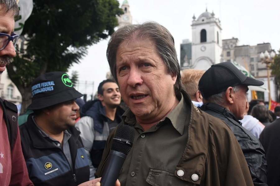 col_vertebral's tweet photo. #AHORA | Charlamos con Héctor Amichetti, Secretario General de la Federación Gráfica Bonaerense (@PrensaFGB), sobre la coyuntura política y el impacto sobre la vida de les trabajadores. https://t.co/dtkmE8SawY