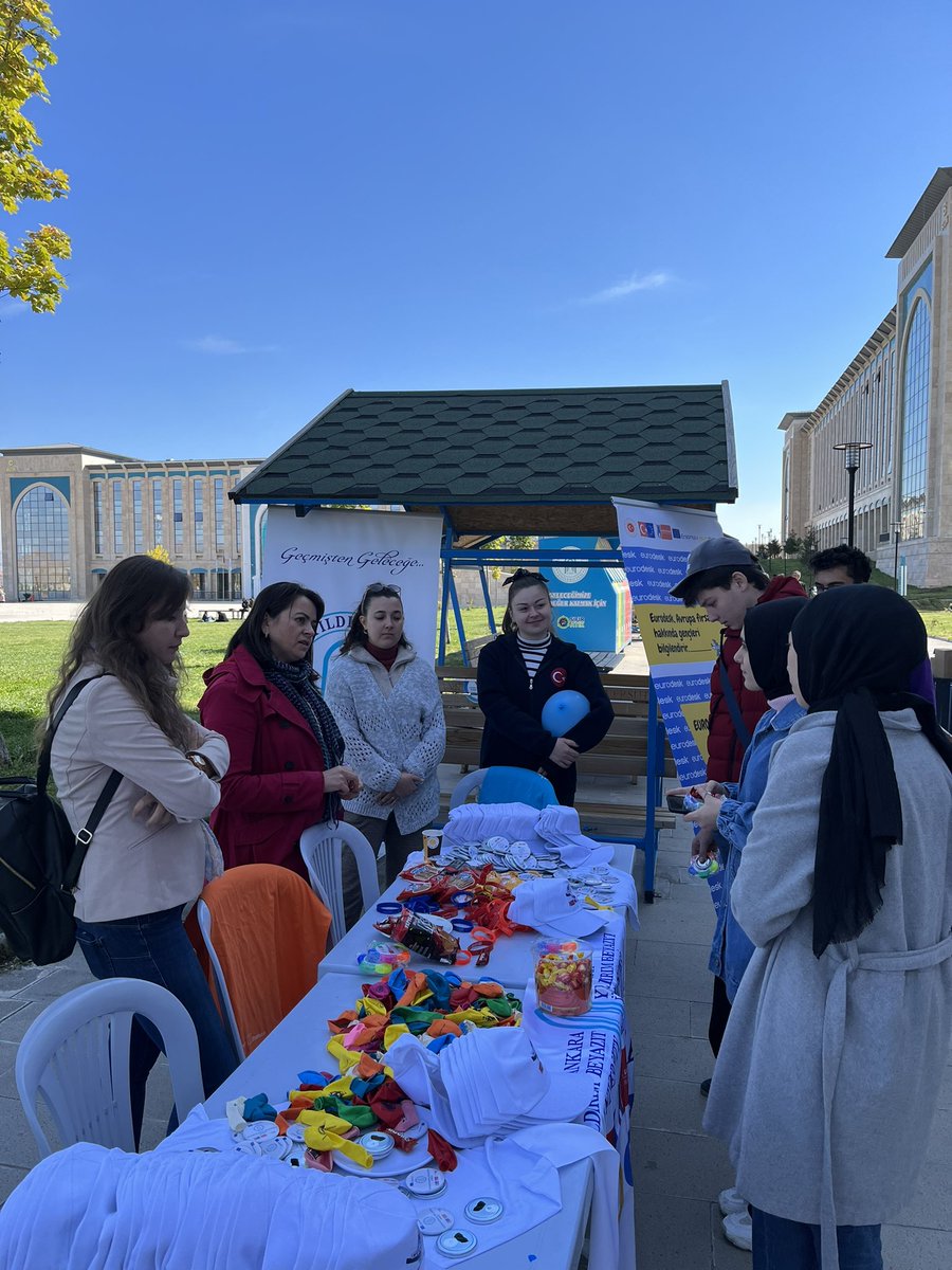 aybuint's tweet photo. #ErasmusDays 2022 ve #timetomove2022 kapsamında @ulusalajans ve @eurodesktr Avrupa fırsatlarını aktarmak üzere bugün AYBÜ Esenboğa Yerleşkesi’ndeydik.
@aybuint Eurodesk Türkiye Temas Noktası olarak, bilgilendirme stantımıza ilgi gösteren tüm öğrencilerimize teşekkür ederiz 🤗 https://t.co/XAl3M744QN