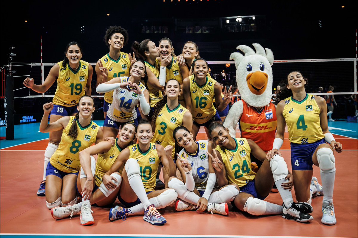 gratidaosfv's tweet photo. "só acredito porque tem imagens" - uma thread sobre coisas da Seleção feminina de vôlei que até hoje não creio que aconteceram mesmo,parte.3 (especial Mundial): https://t.co/WNm3D50Cgj