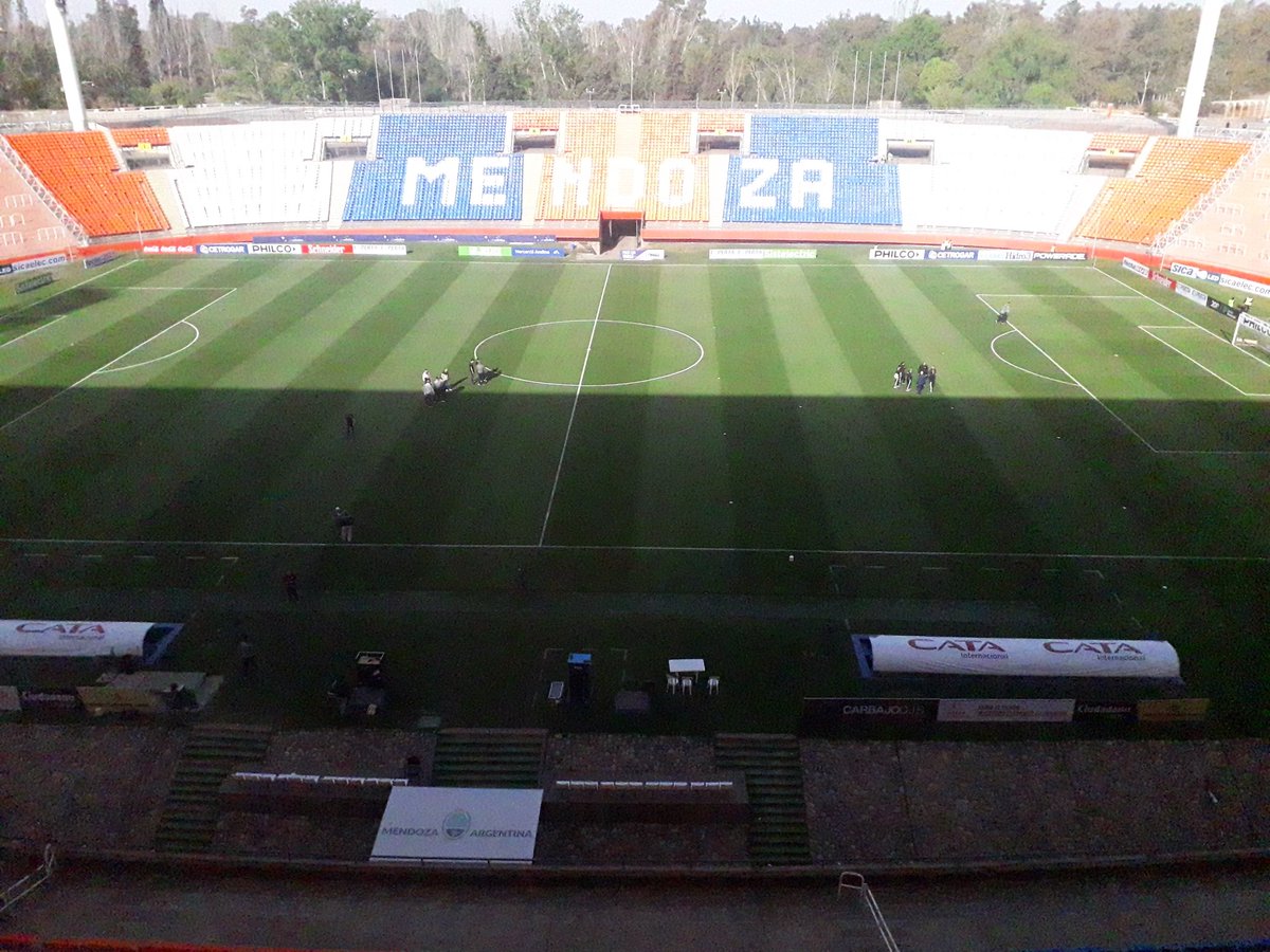 DjFatsRebo's tweet photo. Estamos en el #MalvinasArgentinas para @ClubGodoyCruz vs @AAAJoficial relata @roblestano comenta @DANIELFIOCHETTA @gabrielsotelo93 @jonapesci #MiguelContreras y como siempre por @radionihuil AM 680 FM 98.9 https://t.co/pAEayxHikD #SentiNihuil ⚽️📻☀️🧉 https://t.co/WGxwcu3DBG
