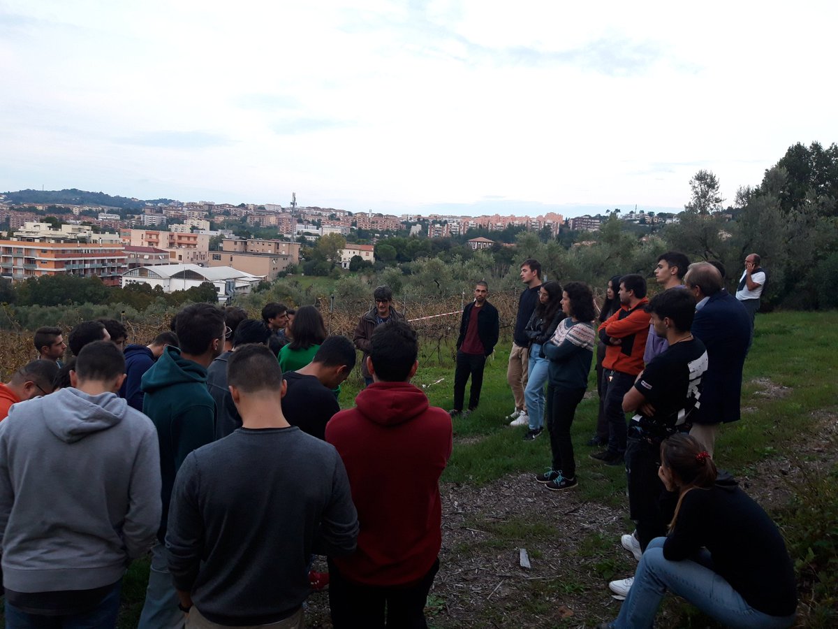 GianfRomanazzi's tweet photo. #Visita #didattica con gli #studenti di #Patologia #vegetale nel #vigneto #Bsldassarri per discutere di #protezione della #vite dalle #malattie con #DaniloCoppa di #Cooperativa #Moderna #Terre #Cortesi #Moncaro e #SandroNardi del #Servizio #Fitosanitario #Regionale #ASSAM https://t.co/AiRDvloqBu