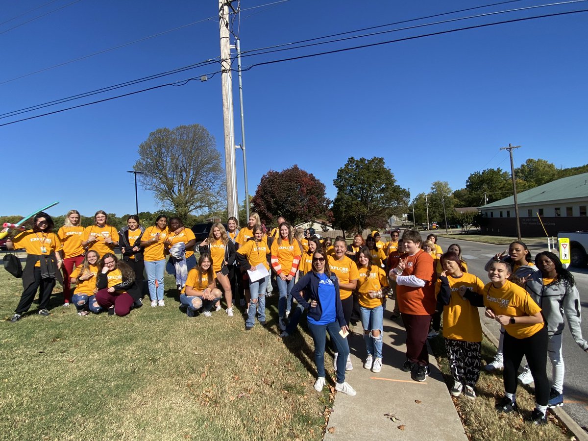 rgordon04's tweet photo. Fun day spent with 1,000 area high school students at #ExploreOTC! Two thumbs up!! 👍👍🦅💙 https://t.co/GzNRMkUpu1