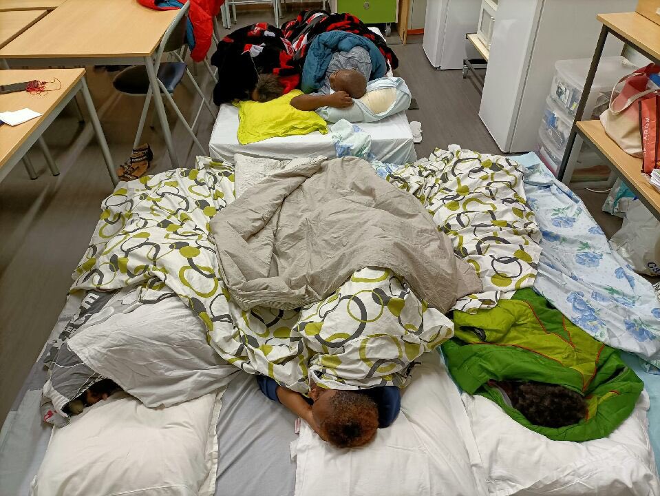 🔴 l’école Lazare Goujon #villeurbanne débute une occupation de ses locaux ce jeudi 13/10 afin de servir de refuge la nuit à 4️⃣enfants sans toit. <a href="/OlivierKlein93/">Olivier Klein</a> doit tenir sa promesse et le <a href="/gouvernementFR/">Gouvernement</a> renoncer à la suppression de 14 000 places d’hébergement dans le #PLF2023