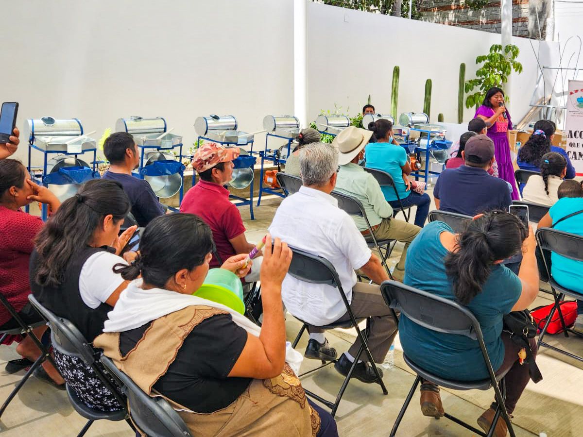 SIPCIA_GobOax's tweet photo. Hoy entregamos programas que beneficiarán a mujeres emprendoras, al sector educativo y al mejoramiento visual de diversas localidades de Oaxaca. 2/2 https://t.co/sJe8SqFB0e