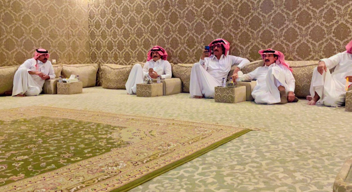 شرفنا الليلة  الشيخ لاهوم بن طالب بن شريم وابناء الشيخ طالب بن محمد رحمه الله في اسطبلنا اسمتعتنا مع ابوفيصل ببحديثه عن الهجن ابوفيصل من اكبر ملاك الهجن في دول الخليج وعاشق لها نسأل الله لهم التوفيق ..