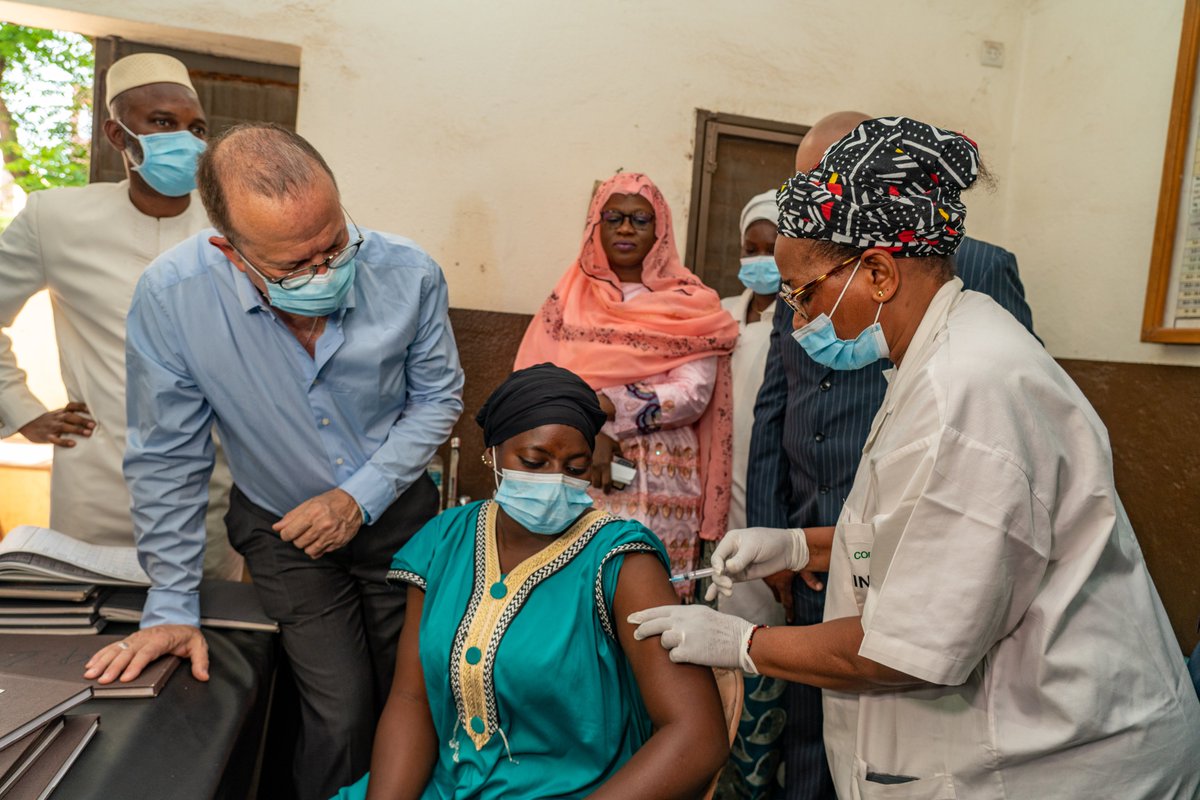 « Nous appelons tous les maliens à se faire vacciner contre la #COVID19 , nous apprécions beaucoup les efforts qui ont été faits par la région de Bamako, les CSCOM. Nous avons été très impressionné par ce que nous avons vu ce matin. » @TedChaiban