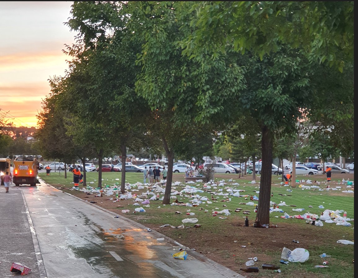 Otro partido de #betis con coches aparcados en las pistas deportivas de Perú, personas consumiendo cocaina sobre los coches en Ebro, suciedad en el parque Guadaira como para avergonzar a una piara de cerdos.Sin presencia de <a href="/EmergenciasSev/">Emergencias Sevilla</a> <a href="/JuanC__Cabrera/">Juan Carlos Cabrera</a> cutt.ly/LBTbXKk