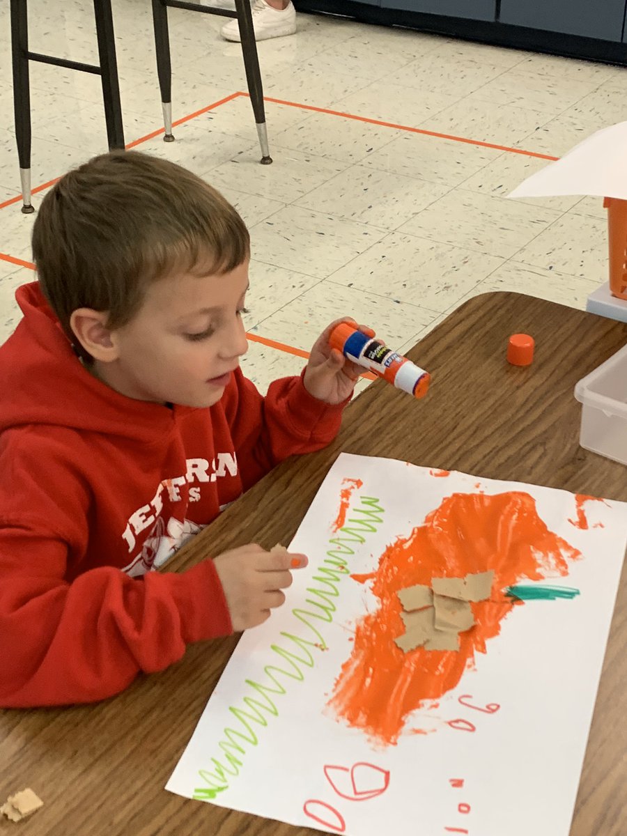 Klein11D's tweet photo. Process art in kindergarten helps students plan, sequence and execute their creative masterpieces, all while building oracy. #playmatters #playinvestigateact https://t.co/fptsYNYWC5