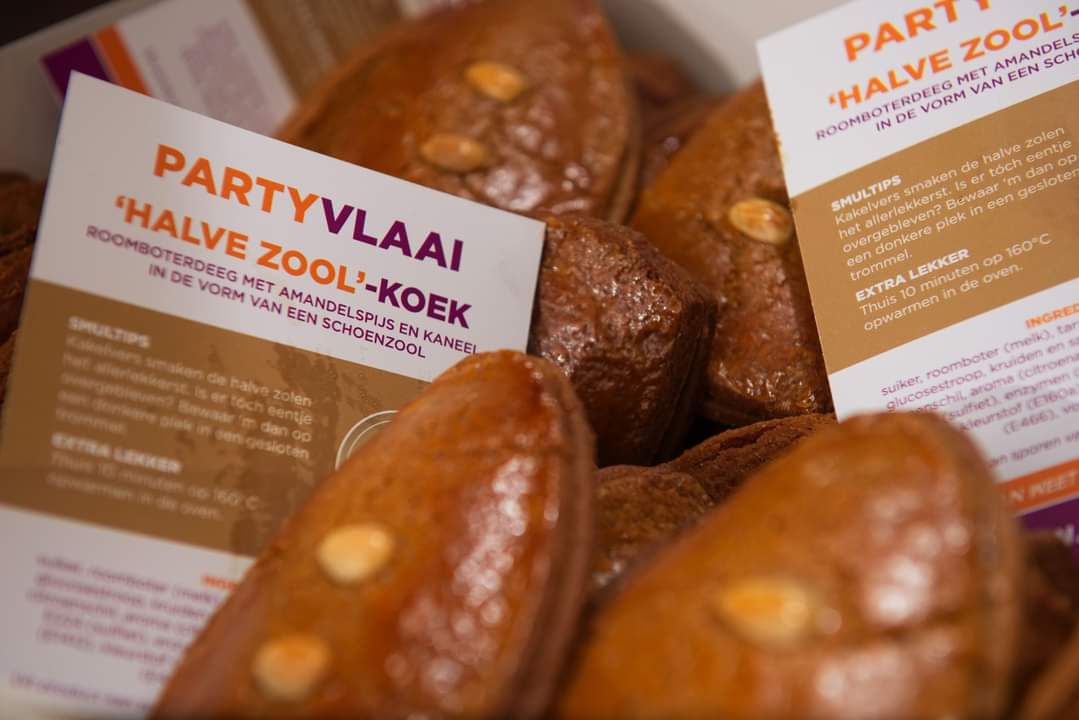 #banketbakkerij.De halve-zoolkoek is te koop bij het #Schoenenkwartier 
De #halvezool -roomboterkoek wil regio nog beter op de kaart zetten. De koek staat voor #verbinding tussen mensen, verbroedering en liefde 🧡
Want daar kunnen we nooit genoeg van krijgen.

Laat het u smaken!