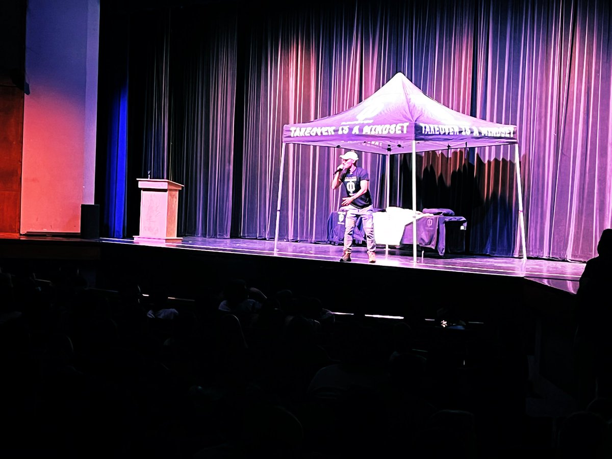 🙌Takeover event @MWHSPioneers & @RHSRangers1 today! 

🎙 Jared Scott speaking his “Teen Truth”. 

#VisaliaUSD #IAmVUSD #1VisaliaConnected