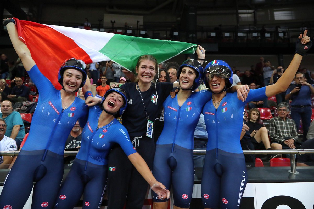 ItaliaTeam_it's tweet image. Campionesse del Mondoooooooooooo! 🥳

Nell’inseguimento a squadre tripudio #ItaliaTeam con il trionfo in finale di Elisa Balsamo, Chiara Consonni, Martina Fidanza e Vittoria Guazzini! 🤩

Oro anche per Martina Alzini, schierata nei turni precedenti! 🥇

@Federciclismo | #SQY2022